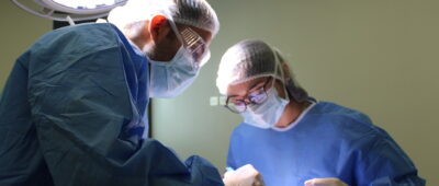 os cirujanos realizando una operación en un quirófano.